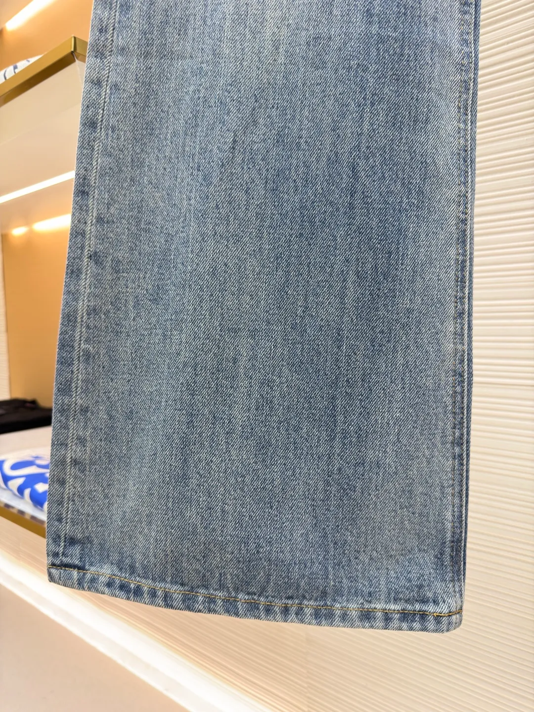 LOUIS VUITTON Pocket letter sequin jacquard high-waist bootcut jeans [Women's clothing] ●Original version: purchased and developed by 16979 ●Item number: 1682407-B40 ●Fabric: denim fabric ●Technology: jacquard production ●Color: blue ●Version: fitted version ●Weight: about 735 grams ●Size: 34-36-38-40 ●Description: These Louis Vuitton wide-leg jeans are made of 12-ounce heavy-weight denim, which has been treated with a combination of stone washing and enzyme washing to create a natural aged whitening effect while retaining the crisp texture of the fabric. The front pocket area of the trousers is hand-inlaid with rhinestones, which are arranged around the LV classic logo. Fixed-point marks are made before inlaying, and then fixed with metal claw nails, which are firm and will not fall off and have a strong luster. The waistband of the trousers uses a classic I-shaped buckle and brass zipper combination. The I-shaped buckle is engraved with the brand logo and has been electroplated and anti-oxidation treated. The side seams and inner flaps are made of double-needle sewing technology. High-density stitching of 10 needles per centimeter ensures durability. The trouser legs are overlocked. The belt loops at the waist are reinforced and sewn with double-layer denim, and the back pocket adopts the brand's classic curved stitching design. The overall craftsmanship combines a retro wash effect with exquisite decoration, which not only meets the style requirements of wide-leg pants, but also highlights the brand's craftsmanship. The overall wiring is straight and delicate, the fabric is comfortable and soft, and the color is consistent without color difference. It can be matched with the same style to create a fashionable look and control various occasions. Customized accessories, complete with three standards, same style for men and women!